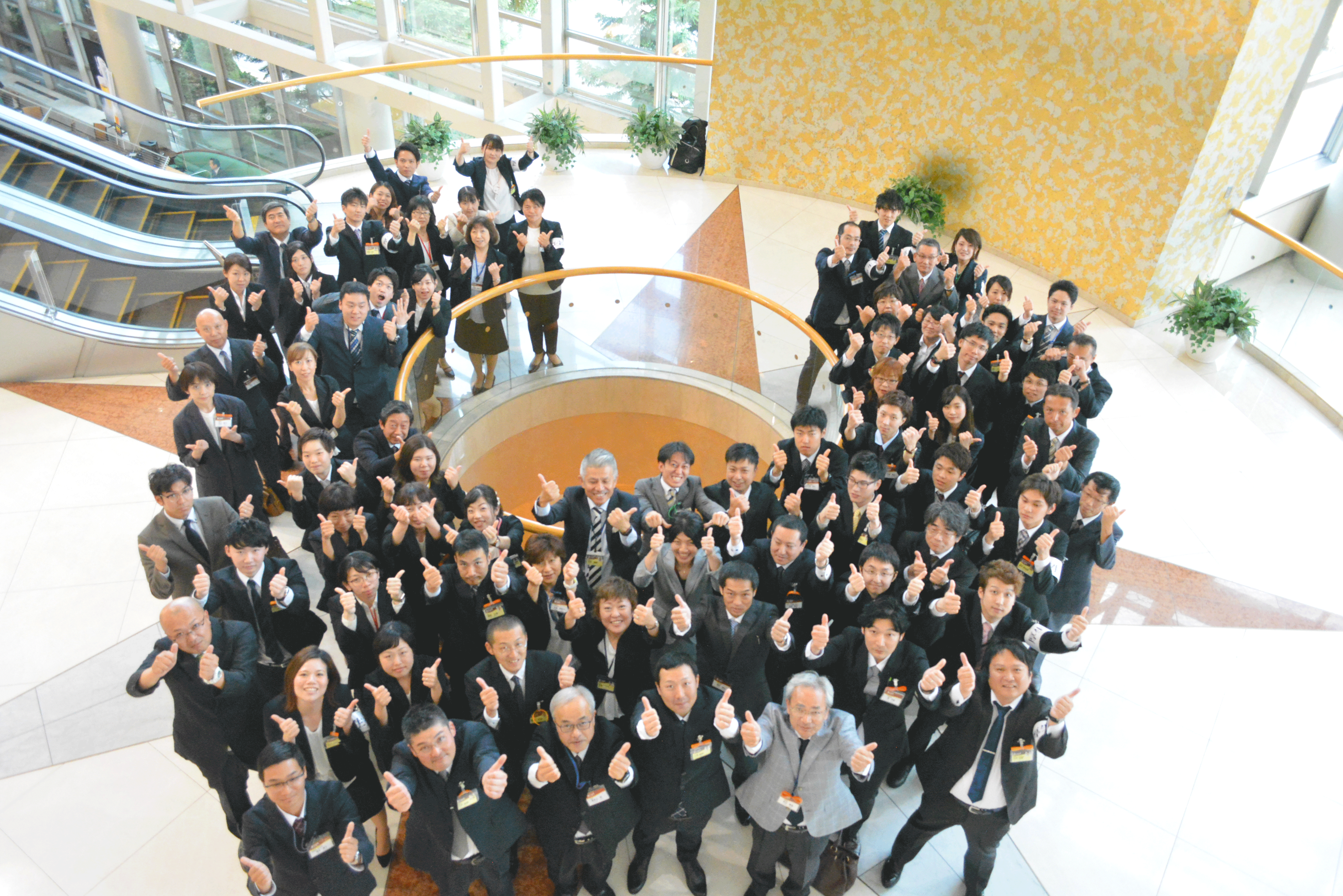 株式会社まごころはこんな会社です、社員の集合写真。