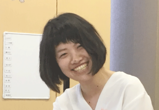 新卒・中途採用の皆様へ向けて笑顔でメッセージをおくるケアマネジャー